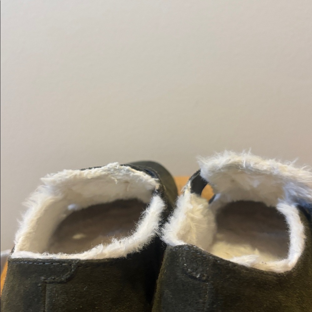 Earth brand adjustable strap with fur lining. Size 8 - Picture 6 of 6